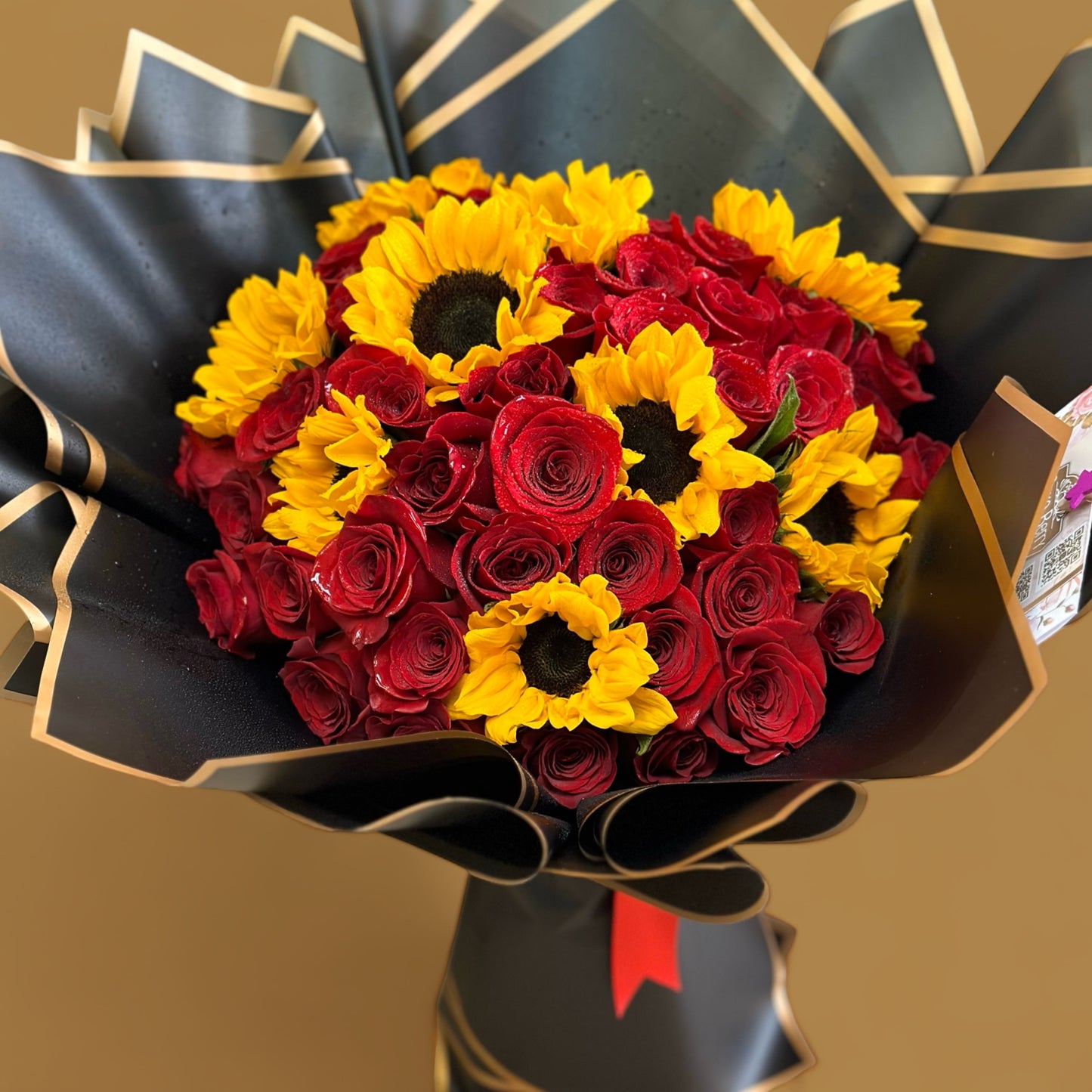Ramo Buchon Red roses and sunflowers