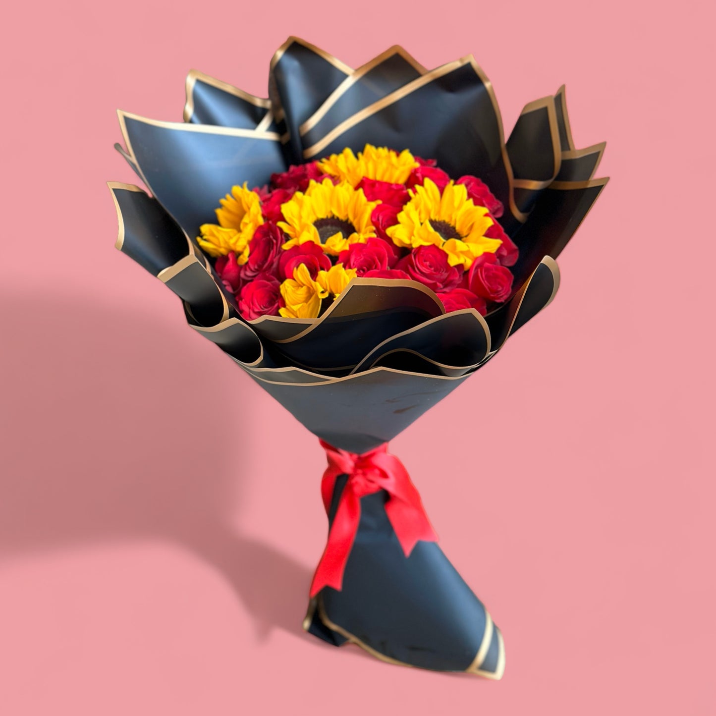 Ramo Buchon Red roses and sunflowers