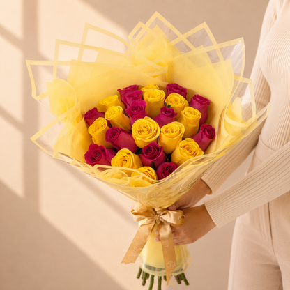 Ramo Buchon 25 Yellow and Hot Pink roses