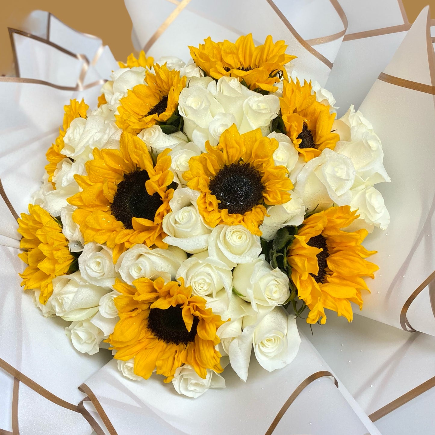 Ramo Buchon roses and sunflowers